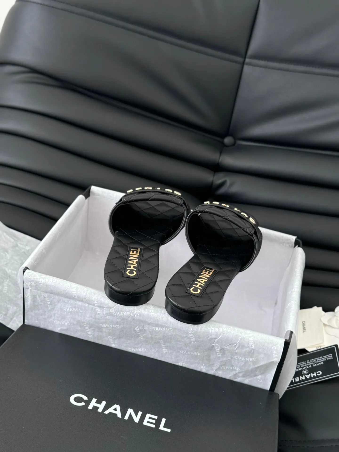 👟👟Ex-factory price 420👟👟Chanel 25C new schoolbag buckle slippers. The return of the classic schoolbag buckle design. Special Vintage. Full of retro flavor. Loafers have also grown to the aesthetic level. Cowhide upper, sheepskin lining, original outsole. Size: 35-39. Other sizes are customized.